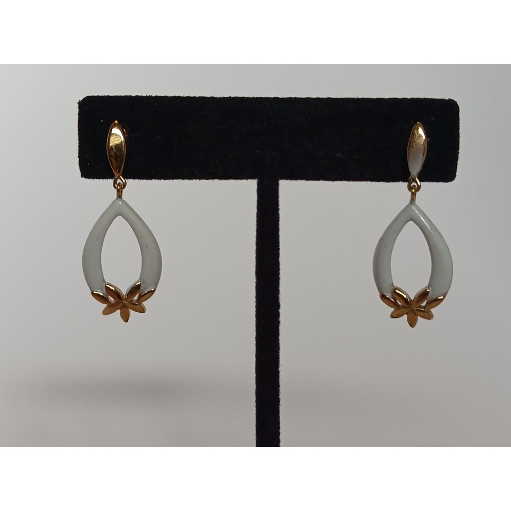 Vintage Crown Trifari White Enamel & Goldtone Dangle Earrings 1.25 in - Picture 2 of 16